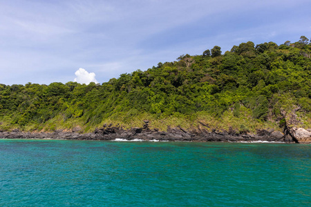 泰国普吉岛游艇巡游中的山石海岸和海景