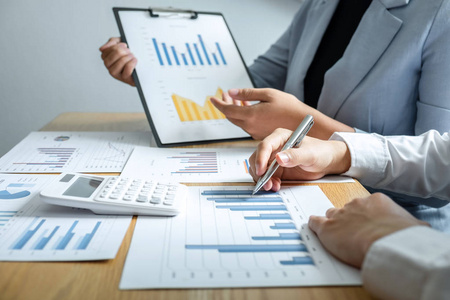 合作会两个业务合作伙伴团队会议和讨论财务方案照片