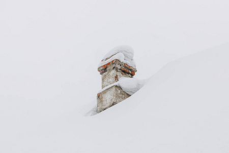 冬天屋顶上有雪的烟囱