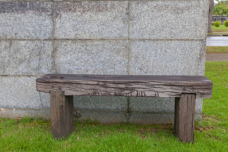 公园里的户外旧木凳照片