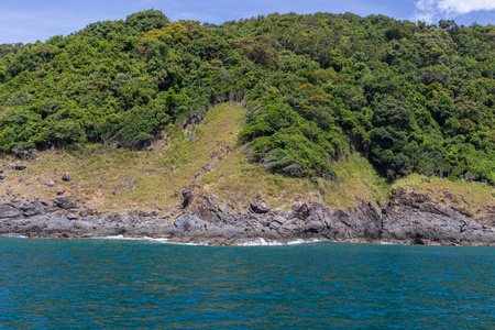 泰国普吉岛的游艇游轮在晴天欣赏海景