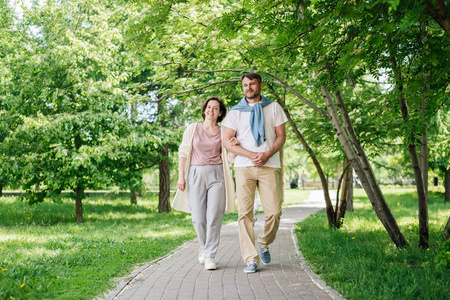 一对中年夫妇在公园散步。