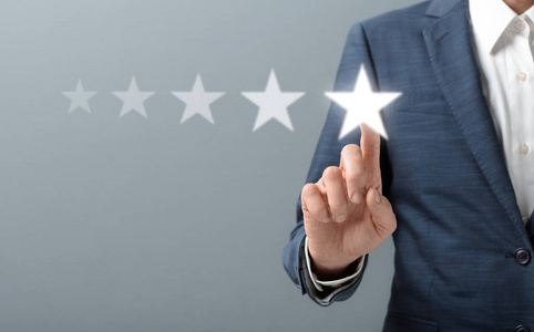 独立审计师以五星评级评估优秀调查