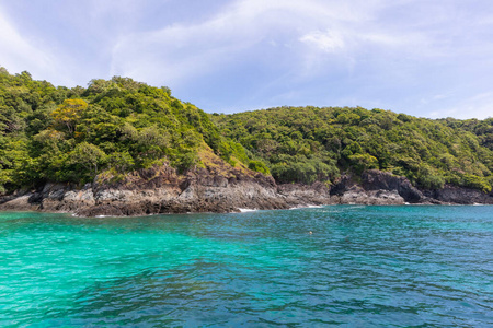 泰国普吉岛游艇巡游中的山石海岸和海景