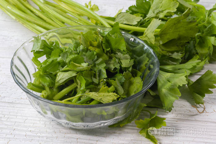 将新鲜芹菜放在玻璃碗上