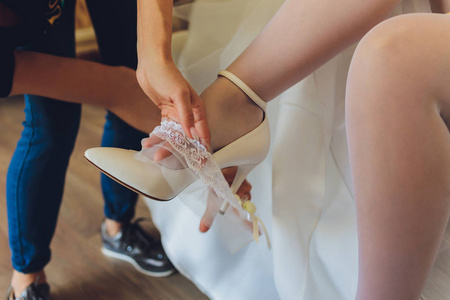 插花装饰婚礼宴会上,新娘和新娘穿着粉红色的早晨的婚礼配件.