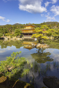 金阁寺金阁寺禅宗寺院，是日本最受欢迎的建筑之一，位于京都。