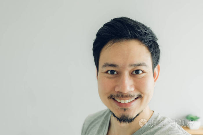 快乐男人在他的公寓房间里自拍