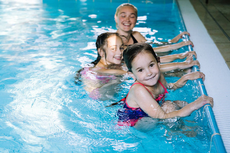 大人带小孩游泳图片