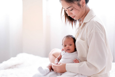 可爱极了 美丽的 婴儿 微笑 健康 童年 房间 出生 清白