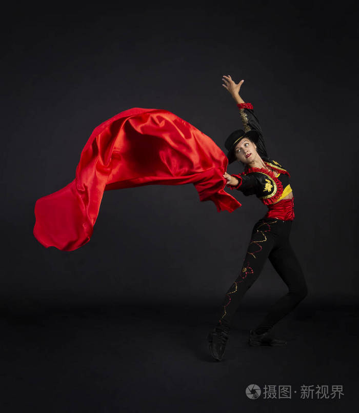 塑料女孩优雅地穿着斗牛士风格的舞台服装跳舞