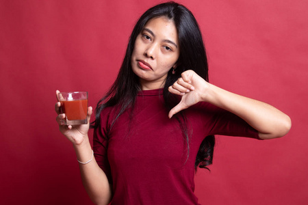 亚洲女人讨厌番茄汁。