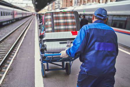 火车站的搬运工.行李运输照片