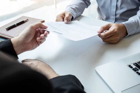 商务面试考虑并向应聘者提问照片