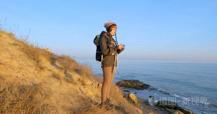 自由 行走 悬崖 海滩 美丽的 自然 女人 小山 岩石 背包