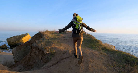 夏天 背包 摄影师 自然 自由 海岸 女孩 徒步旅行 海滩