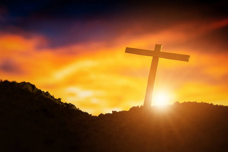 神圣的星期天在日落的天空上的概念木十字架或宗教符号形状照片