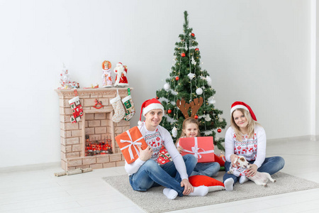 节日和礼物的概念一个幸福的家庭坐在圣诞礼物的肖像