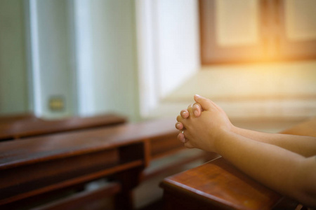 基督女在教堂里,女人的手是敬拜基督教上帝的.圣餐照片