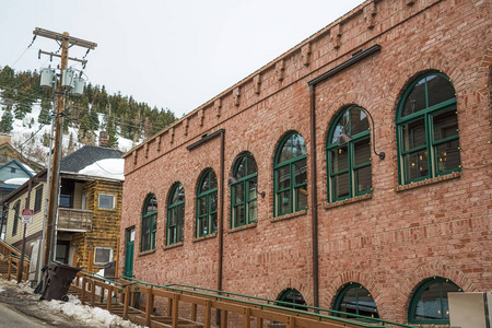 公园城的餐厅外部有红砖墙和绿色拱形窗户