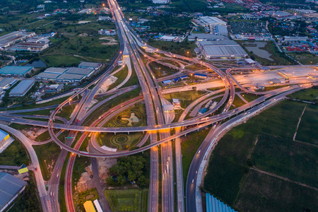 鸟瞰夜景高速公路，收费公路，高速公路，公路