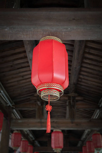 中国红灯笼挂在木横梁上过年图片