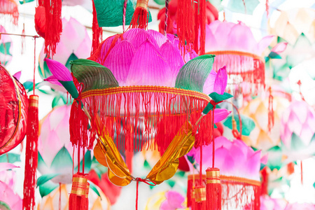 中国福建省福州市的一个公园里，挂着传统的五颜六色的荷花形灯笼
