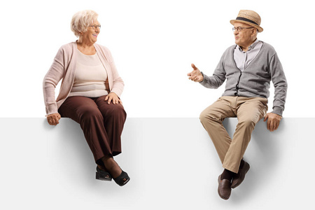 老年人坐在一个小组里聊天照片