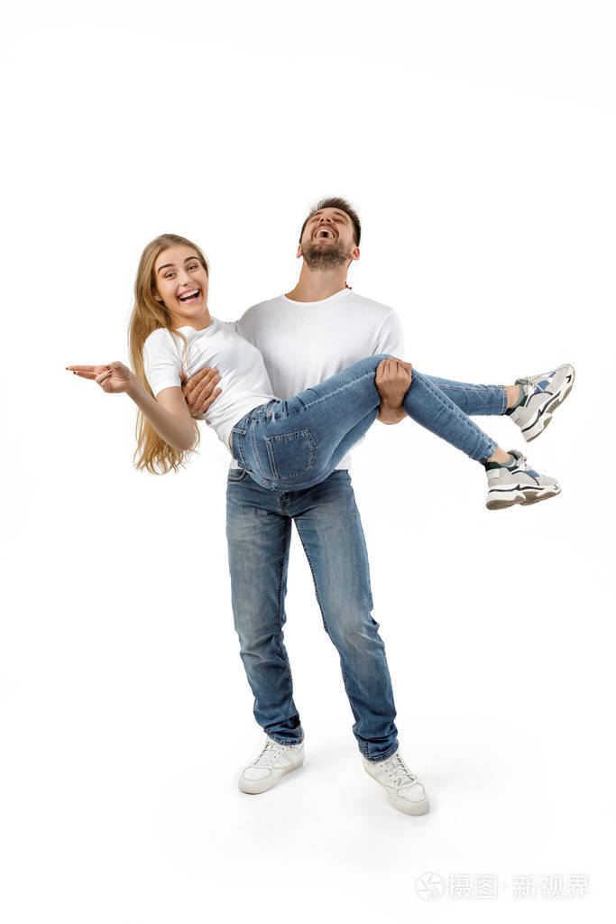 抱着女朋友的男人