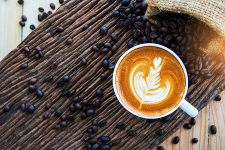 卡布奇诺咖啡和咖啡豆木质纹理背景。br公司
