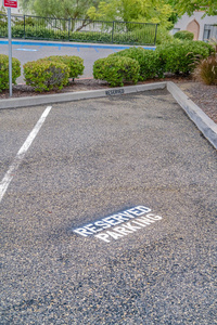 限制停车位预留停车标志