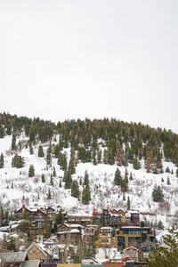 犹他州公园城的雪景，山上有建筑物和房屋