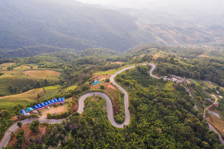 适合假日驾车的美丽道路无人机鸟瞰图