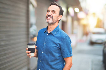 热的 衬衫 讲话 纸张 玻璃 街道 咖啡 流行的 雇员 成熟