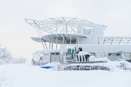 雪地拖拉机在白色的冬季景观