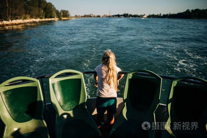 意大利一个白发女孩在船上看着大海