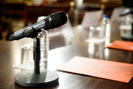 无线话筒会议室木质桌子上的无线话筒照片