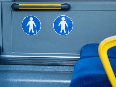 公共交通老年人预留座位标志照片