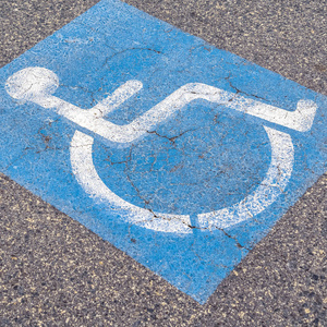 阴天广场残疾人或残疾人路标图片