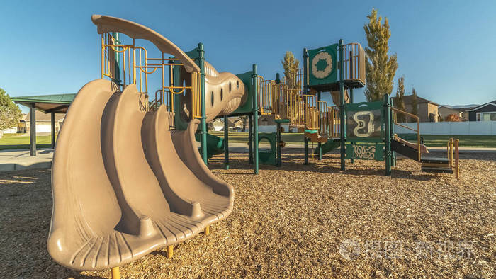 儿童游乐场的全景框架不寻常的三层滑梯