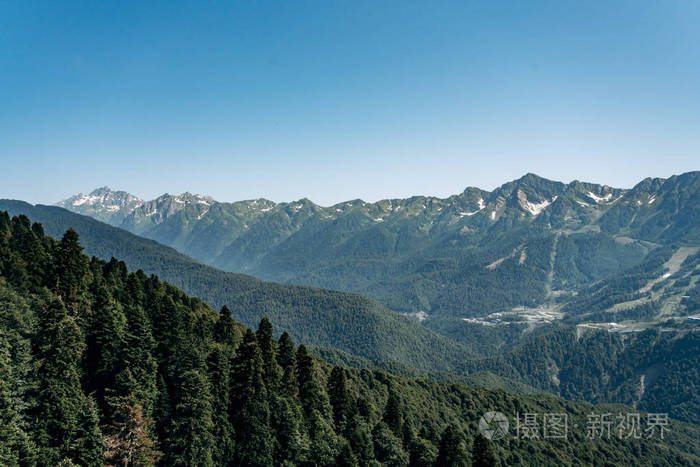 阳光明媚的山景