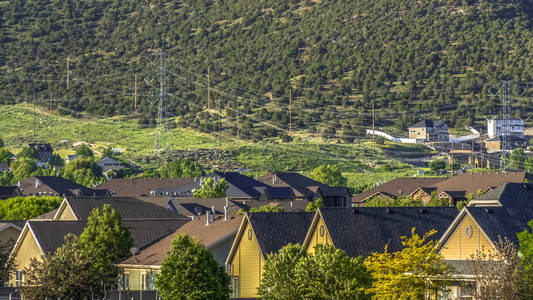 以山和蓝天为背景的住宅区的全景阳光