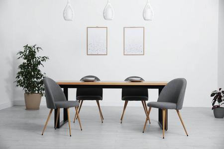 现代木质室内餐桌