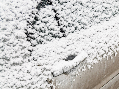 下雪时停在车上的雪