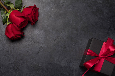情人节礼盒和玫瑰花束图片
