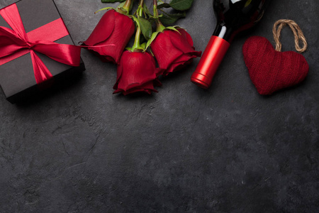 情人节礼盒葡萄酒和玫瑰