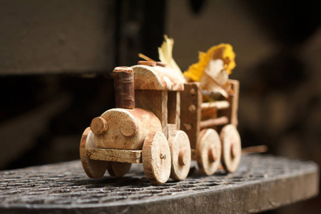 公园里的玩具木制儿童蒸汽机车
