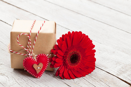 情人节礼品盒和非洲菊花