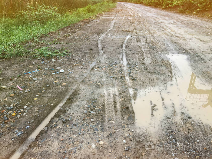 泰国雨后室外泥路