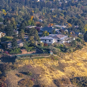 郊外一个阳光明媚的山坡上的广场